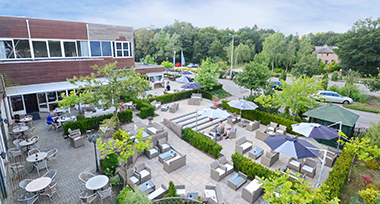 Bovenaanzicht van het terras van Fletcher Hotel-Restaurant De Zeegser Duinen