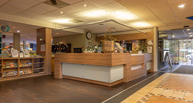 Receptie van Fletcher Hotel-Restaurant De Zeegser Duinen